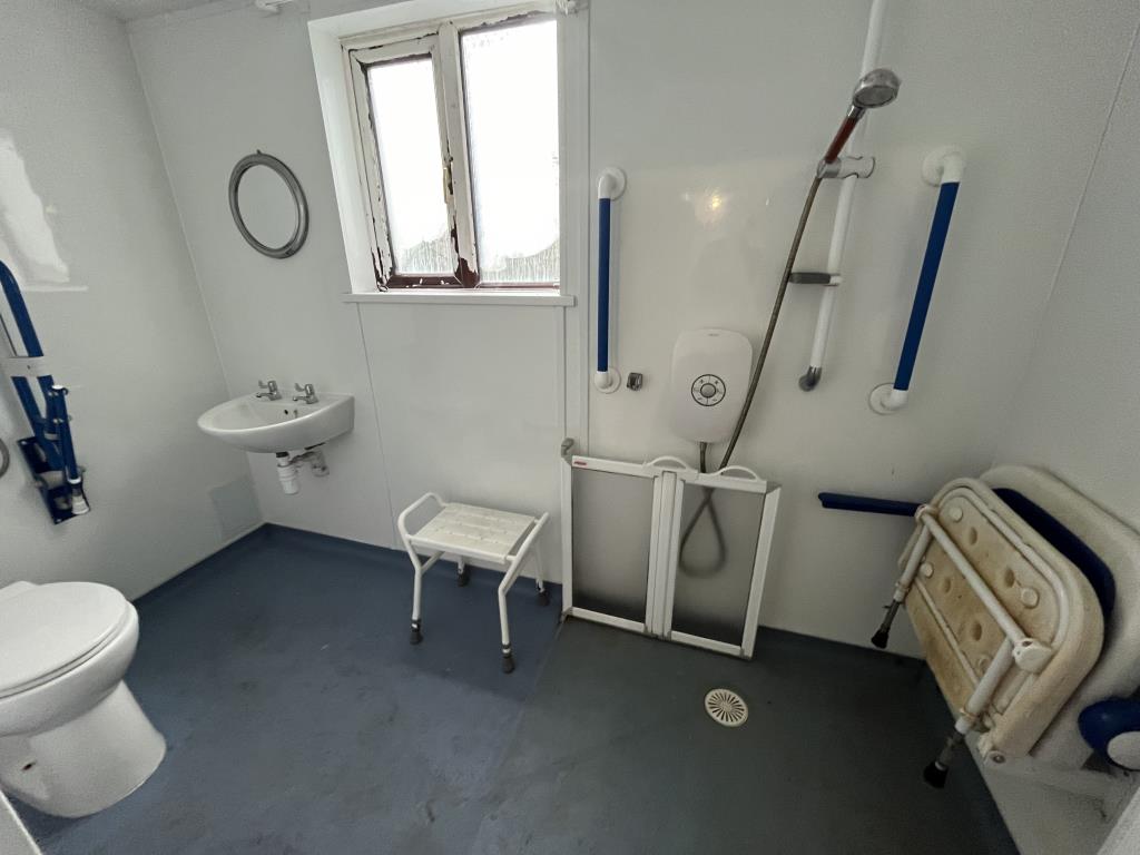 Lot: 115 - CHARACTER COTTAGE SITUATED ON LARGE PLOT WITHIN DESIRABLE WATERSIDE VILLAGE - Wet room